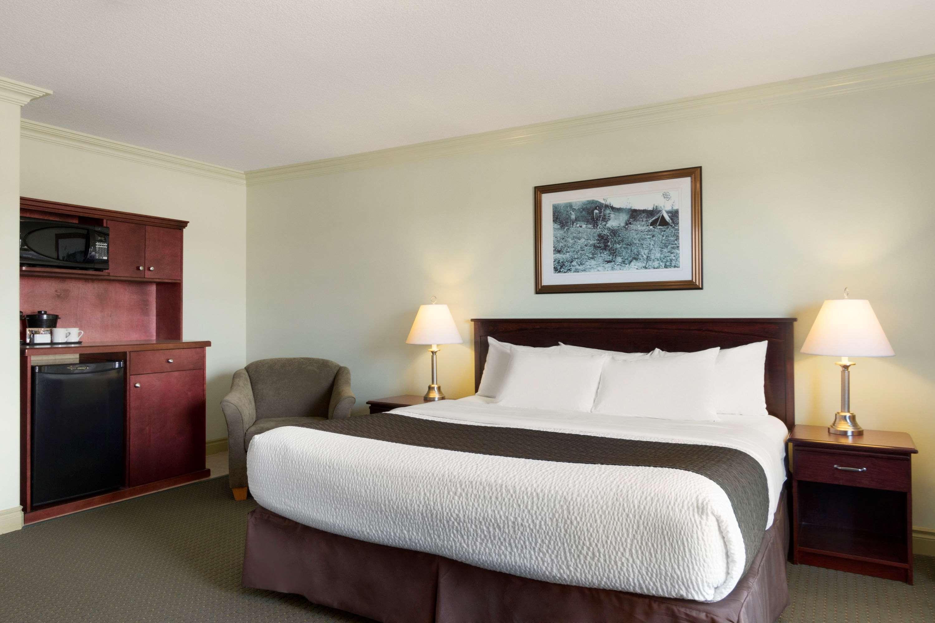 Quality Inn & Suites Whitecourt Exterior foto