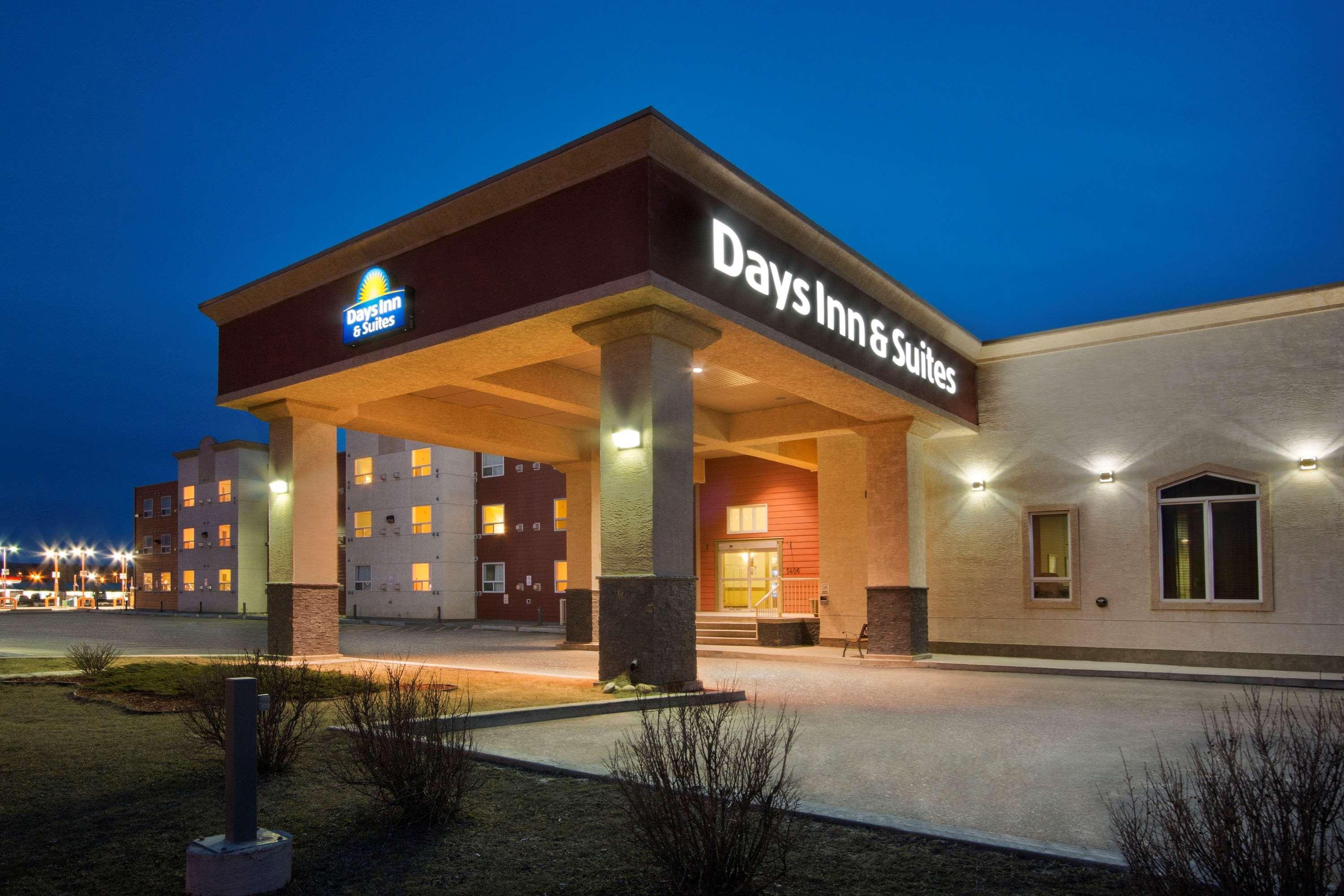 Quality Inn & Suites Whitecourt Exterior foto